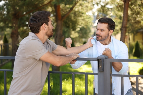 לשון הרע בין אחים: מה הפיצוי לגבר שכונה על ידי אחיו סרסור ואנס? 