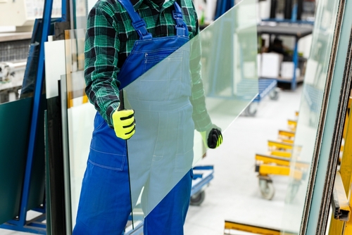 תאונת עבודה במפעל זכוכית: כמה פיצויים קיבל עובד שנפלו עליו לוחות זכוכית כבדים?