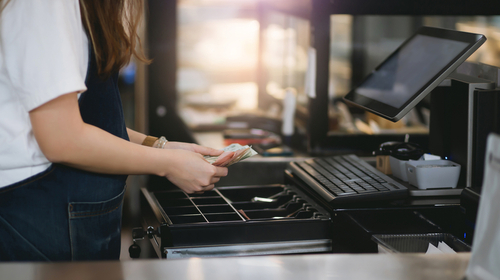 גניבה בידי עובדת: מה העונש לאחראית משמרת שגנבה כ-20 אלף שקלים מקופת העסק?