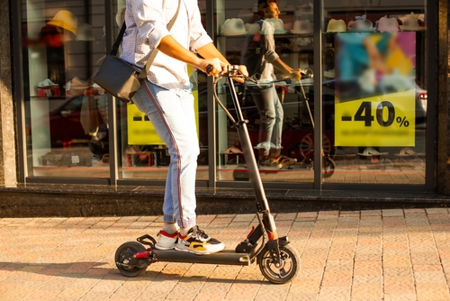 תקיפת פקחיות עירייה: מה העונש לרוכב קורקינט שנסע על המדרכה והיכה שתי פקחיות?