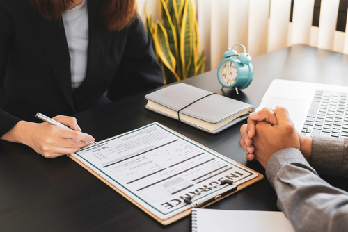 סכסוך משפחתי על ביטוח חיים: אם צעירה לתינוק נכה נפטרה, למי שייכים כספי הפוליסה?