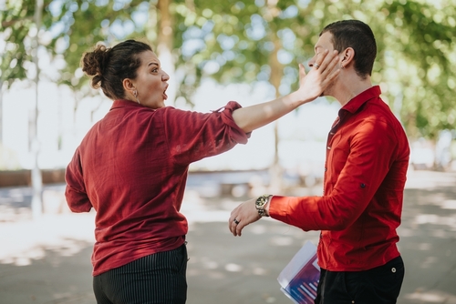 תקיפת בן זוג באמצעות טלפון: מה העונש לעולה חדשה שתקפה את בעלה באגרסיביות?