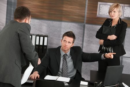 סיום העסקה שלא כדין: מהו הפיצוי המגיע לעובד שפוטר במפתיע ללא שימוע ומבלי לקבל פיצויי פיטורין?