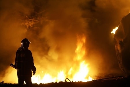 הצתה וחרטה: קורבן התעללות במשפחה נשלח לכלא כי הצית את בית הוריו